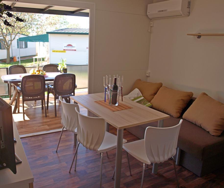 Camping Adria Mobile Home Park Umag Chambre photo
